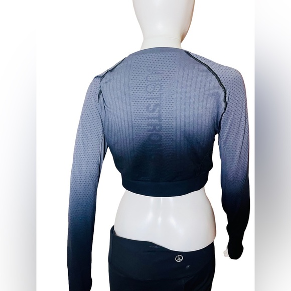 JustStrong crop long sleeve shaping fabric top gray to black size 2X - Picture 5 of 7